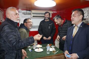 名物町長は言った「話してみて悪い人はいないだろ？これが俺の仕事」夜の店を飲み歩き、体当たり多文化共生