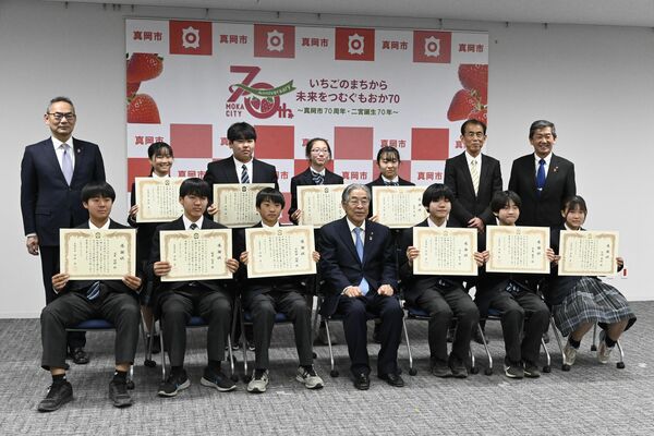 石坂市長（中央）から感謝状を受け取った中村中の生徒たち