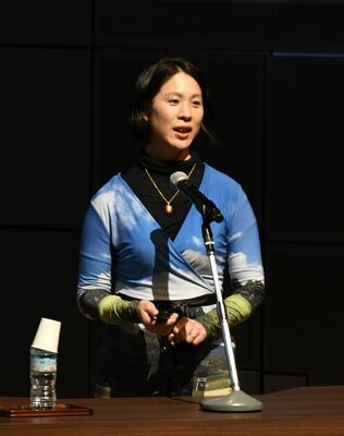フォーラムで基調講演する大津さん＝２日午後、宇都宮市