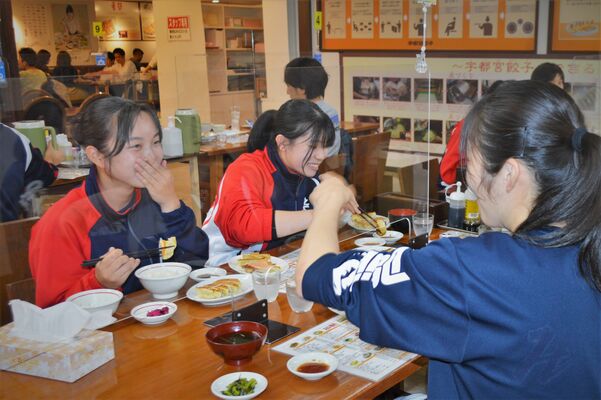 宇都宮餃子を堪能するハンドボール少年女子北海道代表のメンバー＝７日午後、宇都宮市馬場通り２丁目