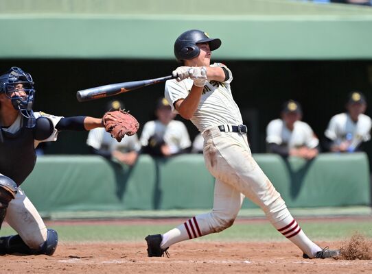 延長11回タイブレーク、作新の細谷が勝ち越しの２点適時打を放つ＝清原