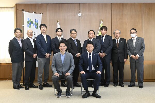 会に出席した市建設業協会代表と市の関係者ら