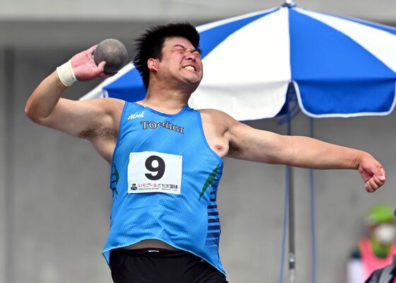 陸上成年男子砲丸投げ決勝　18メートル17で準優勝した武田の投てき＝宇都宮市のカンセキスタジアムとちぎ