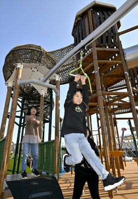 ＫＯＮＯＭＩのアスレチックを楽しむ子どもたち＝８日午後３時５分、茂木町桧山