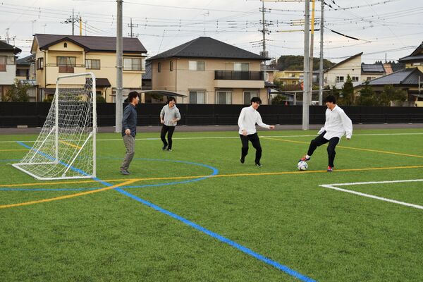 とちぎフットボールセンターを見学する参加者ら
