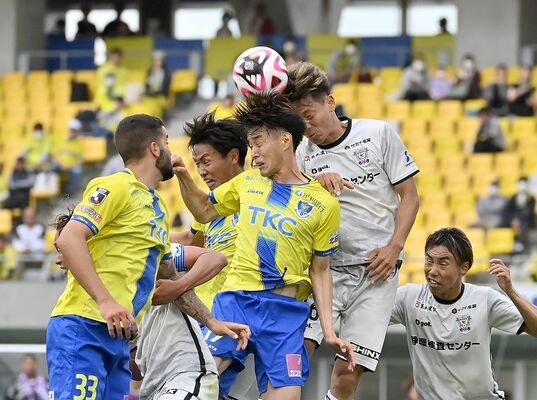 後半追加タイム、空中戦で競り合う栃木ＳＣのＤＦ藤谷（中央）ら＝カンセキスタジアムとちぎ