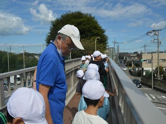 補修され再開通した「御幸が原小学校前歩道橋」を渡る児童たち