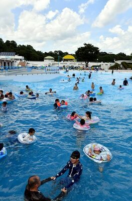 井頭公園一万人プール＝2021年