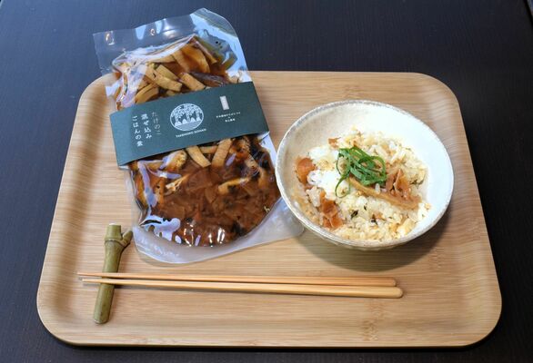 「たけのこ混ぜ込みごはんの素」（左）と盛り付けたご飯