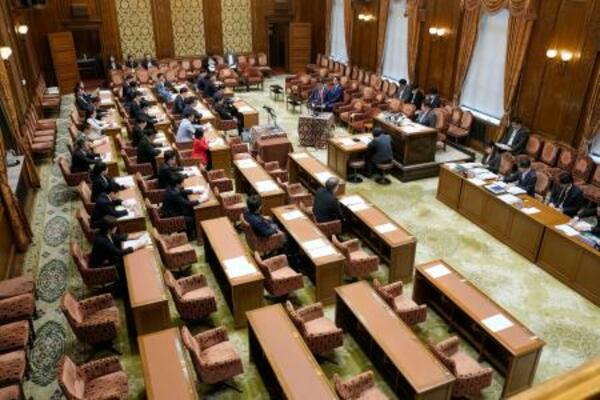 　野党（手前側）が欠席したまま開催された衆院政治改革特別委＝２９日午後、国会
