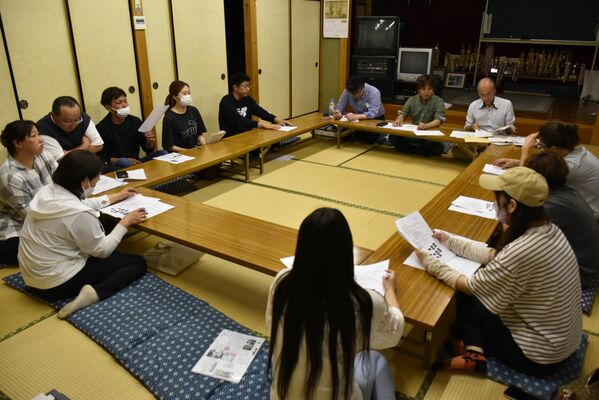 約20人が参加した反対集会