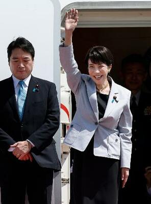 韓国訪問のため羽田空港を出発する高市首相(右)=19日午前