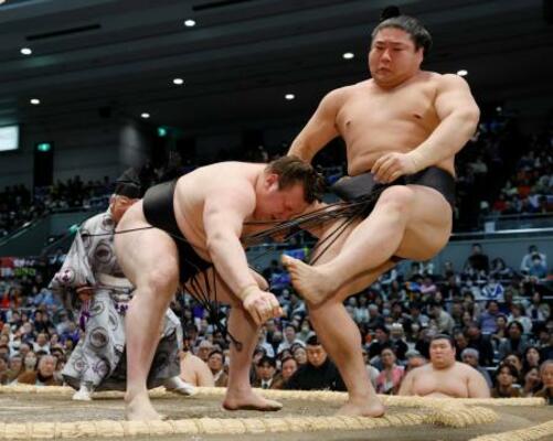 安青錦(左)が寄り切りで若元春を破る=エディオンアリーナ大阪