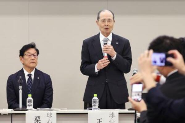 「野球の未来を考える議員連盟」の臨時総会に参加したプロ野球ソフトバンクの王貞治球団会長(右)と日本ハムの栗山英樹CBO=17日、東京・永田町