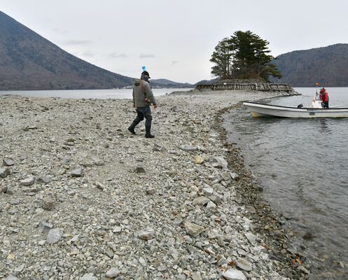 渇水で陸続きとなった上野島（写真奥）＝９日午後３時、奥日光中禅寺湖