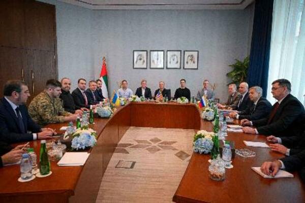 24日、アラブ首長国連邦(UAE)のアブダビで行われた米国、ロシア、ウクライナの高官協議(UAE政府提供・ロイター=共同)