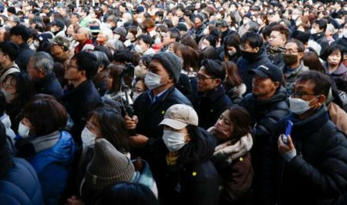 街頭演説を聞く人たち=29日午後、兵庫県内