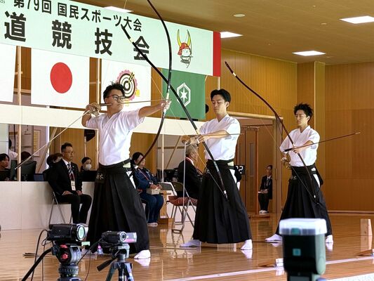 弓道少年男子近的で優勝した本県選抜。左から飯塚、大竹、程島＝プロシードアリーナＨＩＫＯＮＥ