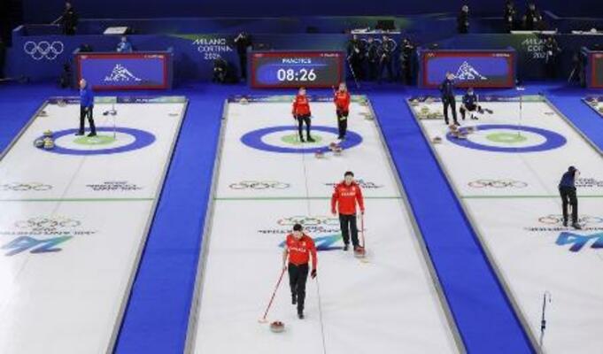 　ミラノ・コルティナ冬季五輪のカーリングが行われるイタリア・コルティナダンペッツォの会場で練習する各国選手たち＝４日