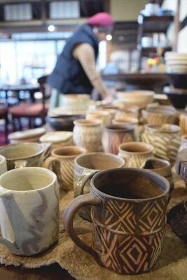 作家の器とコーヒーが楽しめる「巡る　こ～ひ～展」