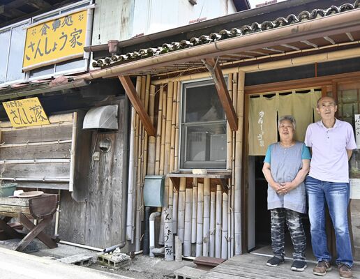 店先に立つ菅さん夫婦