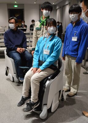座面が上昇した状態のユニワン。乗った人の目線の位置が高くなる