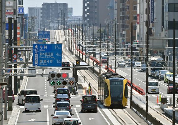30年の歳月を経て、ついに開業するＬＲＴ。全国初の新線として注目を集めている＝26日午前10時、宇都宮市内