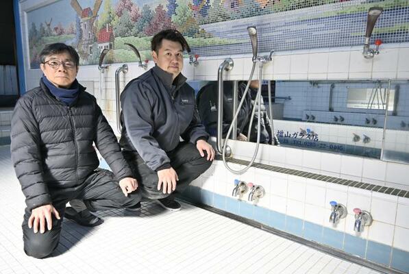 発案した増山さん（右）と店主の星さん