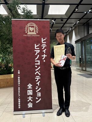 第１位の賞状などを手にする石川さん