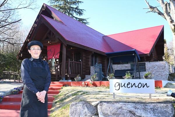 赤い屋根の店舗と折本さん