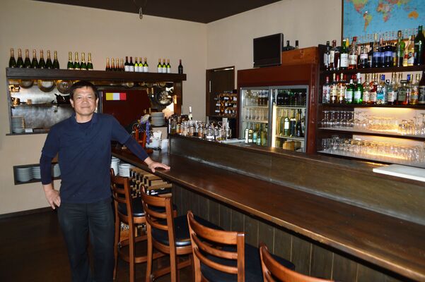 店内に立つ店主の北尾さん