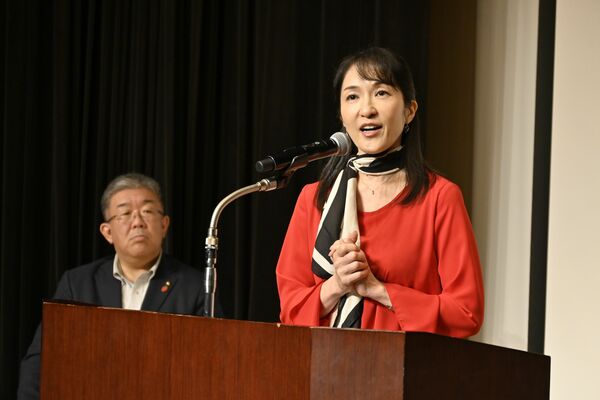 上映に先立ち、舞台あいさつする岩瀬さん