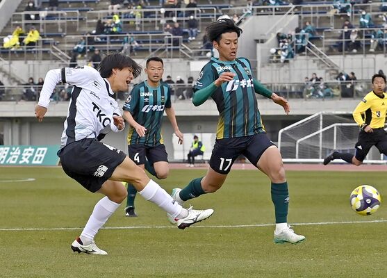 前半追加タイム、栃木ＳＣのＭＦ吉野（左）がゴールを狙う＝相模原ギオンスタジアム、広瀬華撮影