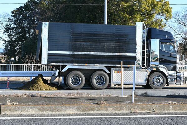 荷台の茶殻が飛散した大型トラック＝４日午前８時55分、佐野市高橋町