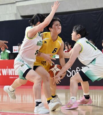 第３クオーター開始直後、矢板中央の阿部（中央）が相手ディフェンスに囲まれながらゴールに攻め込む＝東京体育館、広瀬華撮影