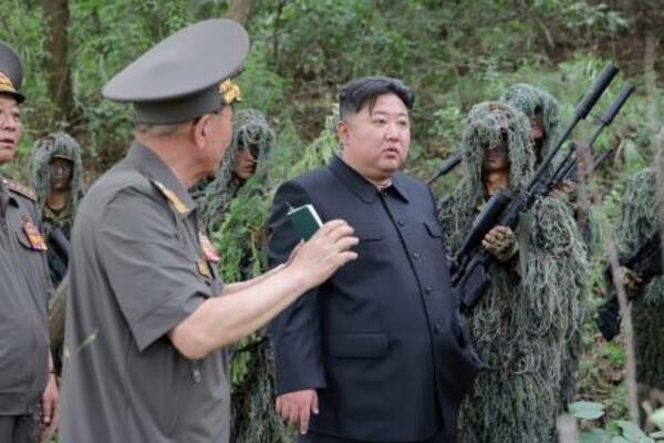 　朝鮮人民軍総参謀部の特殊作戦訓練基地を視察する北朝鮮の金正恩朝鮮労働党総書記（手前右）＝２７日（朝鮮中央通信＝共同）
