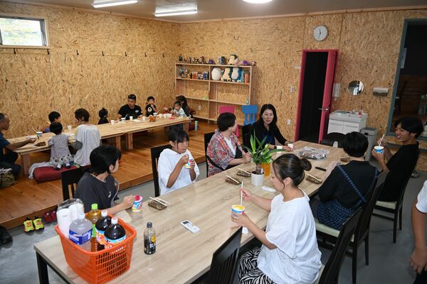 プレオープンイベントでかき氷などを食べながら交流する参加者