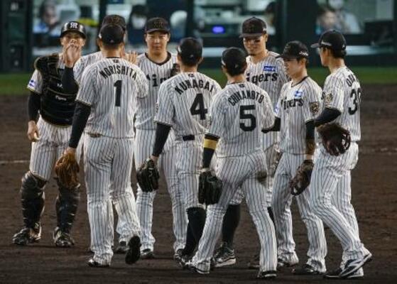 　広島に勝利し、タッチを交わす阪神ナイン＝甲子園