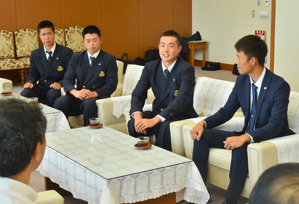 甲子園での戦いぶりを報告する文星付の入江主将（右から２人目）ら＝県庁