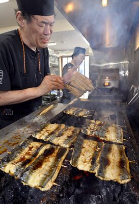 炭火で丁寧に焼き上げられるうなぎのかば焼き＝24日午前10時55分、日光市今市