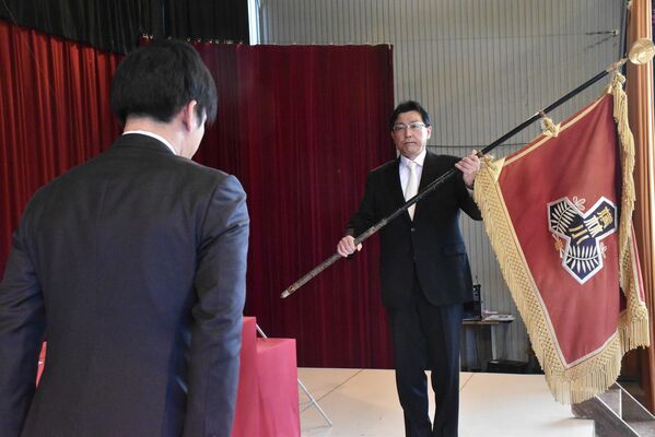 横林小の校旗返納