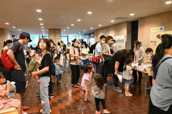 来場者でにぎわう協賛社のブース＝１日午前、県総合文化センター、高橋歩乃佳撮影
