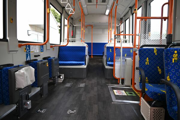 フルフラットを実現した「エルガＥＶ」の車内＝23日午後、宇都宮市中岡本町