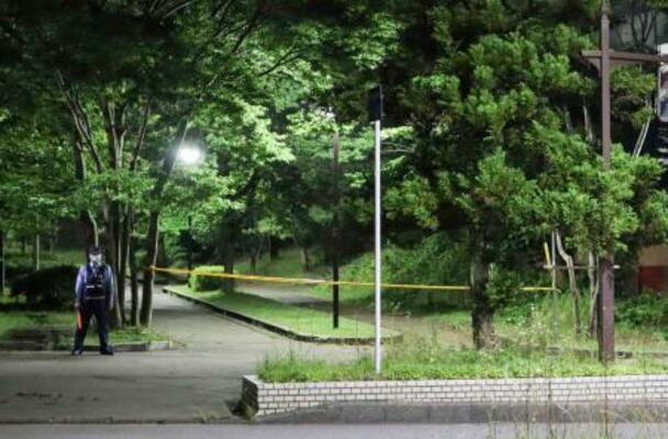 男が立てこもった秋田市の市営住宅付近=14日未明