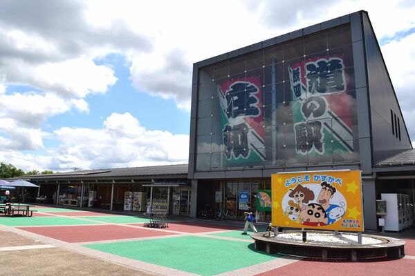 大きな凧とクレヨンしんちゃん家族が出迎えてくれる道の駅庄和の外観
