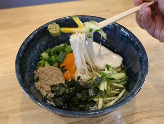大和芋をぜいたくに使った「月見とろろ」