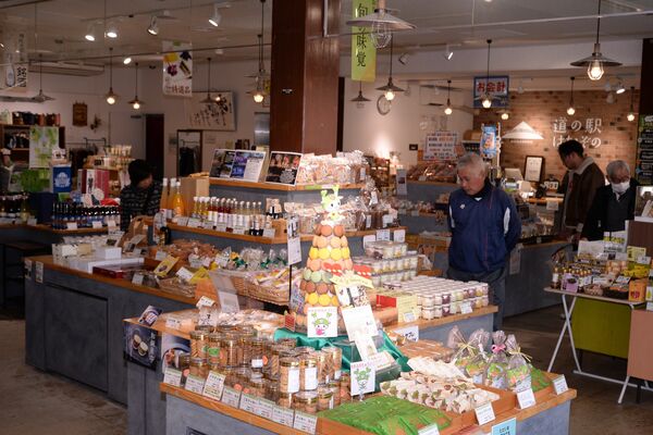 地元深谷市を中心とする特色ある商品が並ぶ店内
