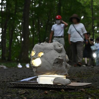 公園内に並んだ子どもたち手作りの埴輪