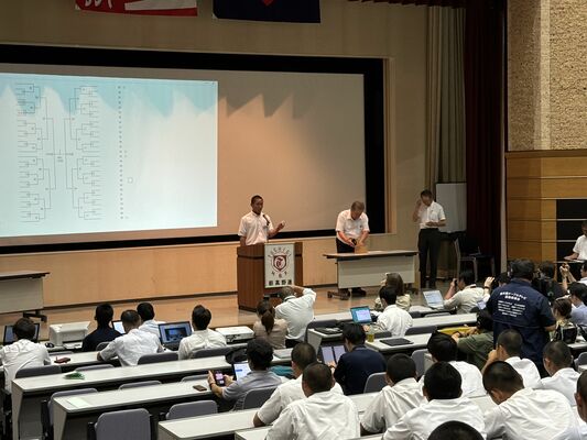 各校の代表者が出席した抽選会