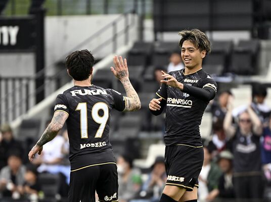 後半８分、栃木シティのＦＷ山下が同点ゴールを決め、クロスパスを出したモーベルグと喜び合う＝ＣＦＳ、森田大地撮影